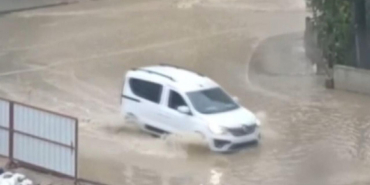 İzmir’de sağanak etkili oldu: Cadde ve sokaklarda su birikintileri oluştu